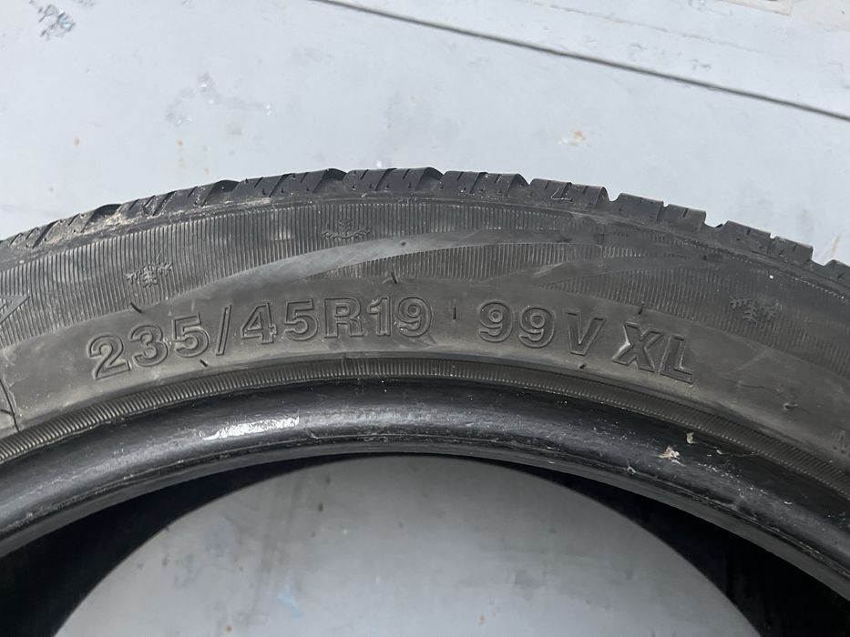2 бр. зимни гуми 235/45/19 Arivo DOT 2322 6,8 mm