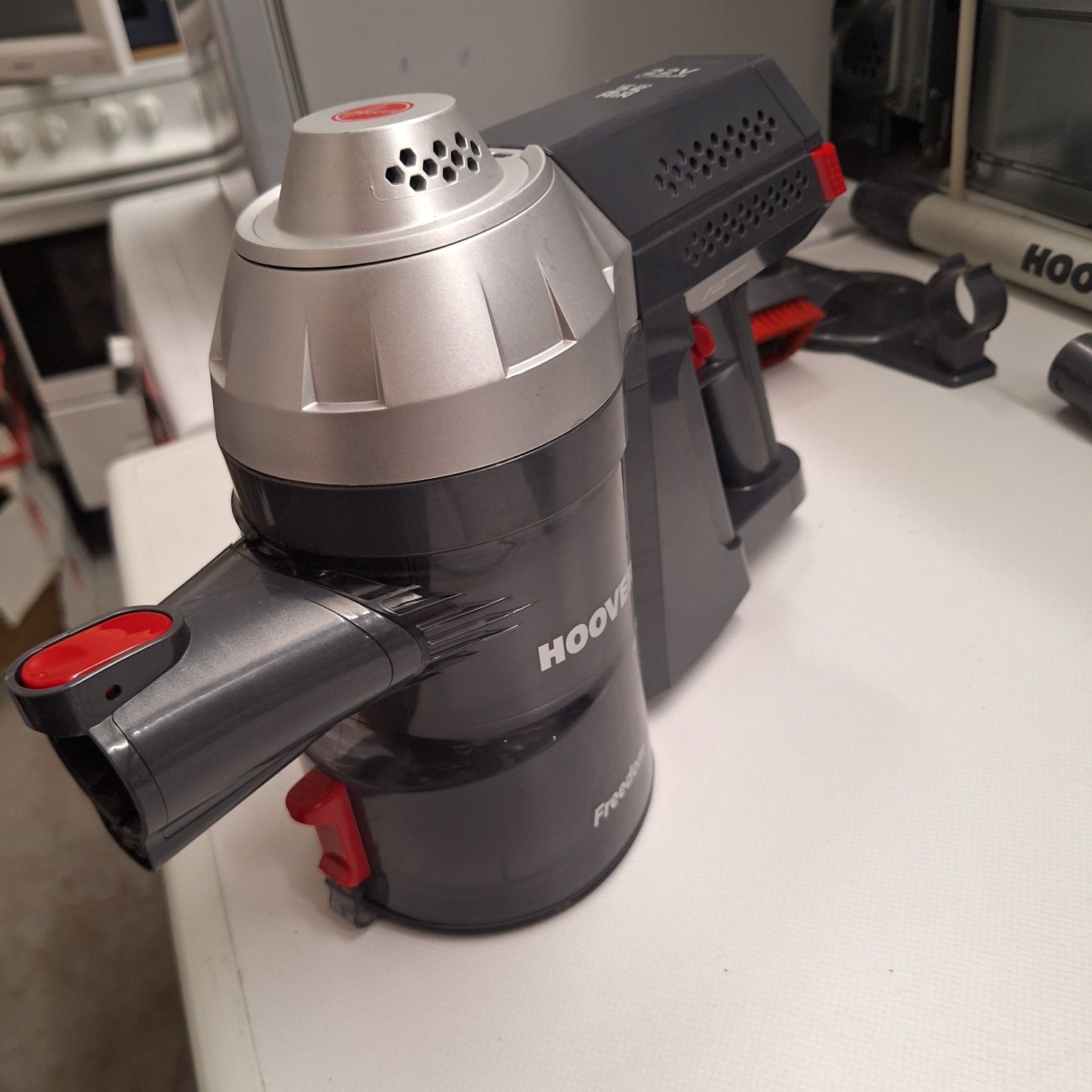 Прахосмукачка Hoover с два броя батерия