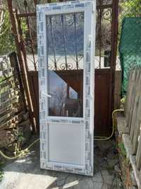 Продавам балконска PVC врата с комарник