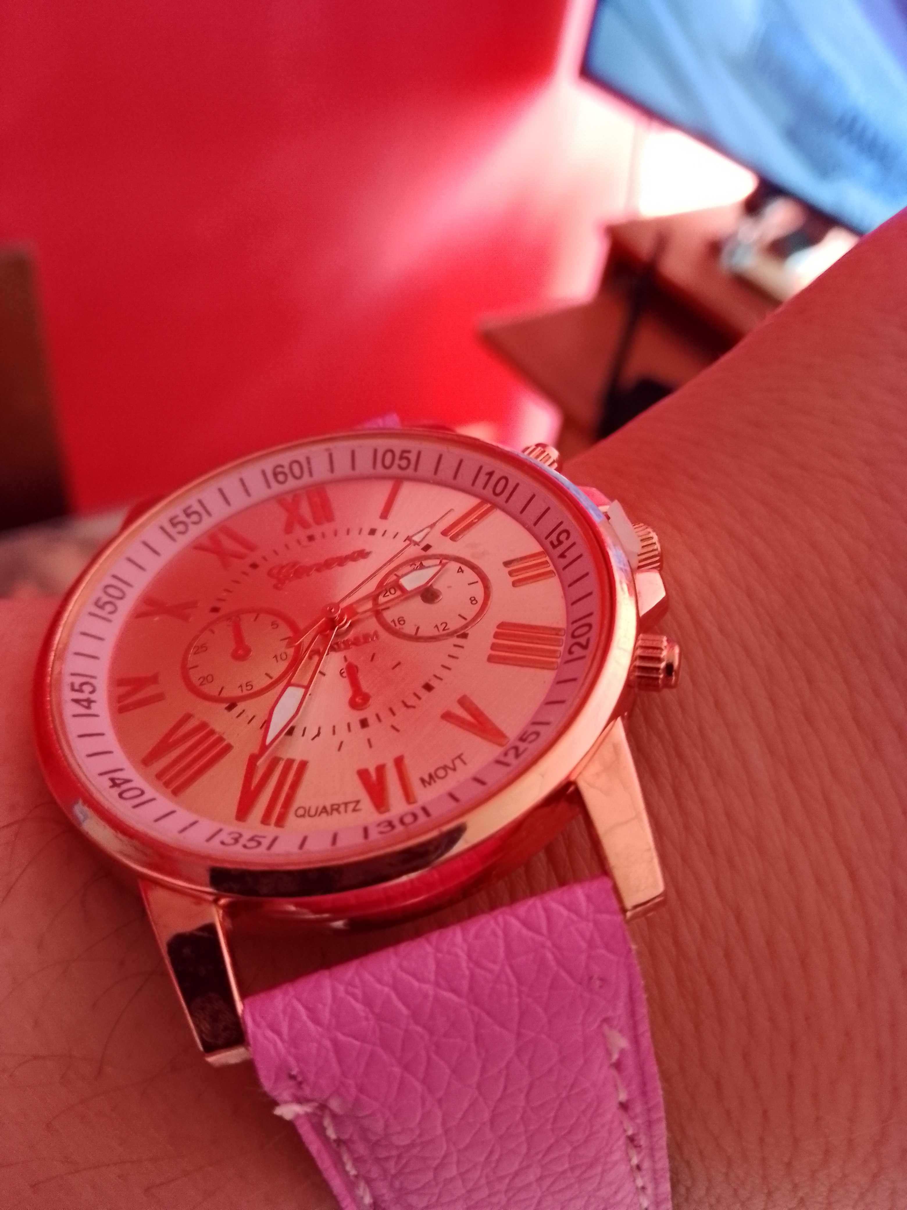 Много красив дамски часовник в розов цвят