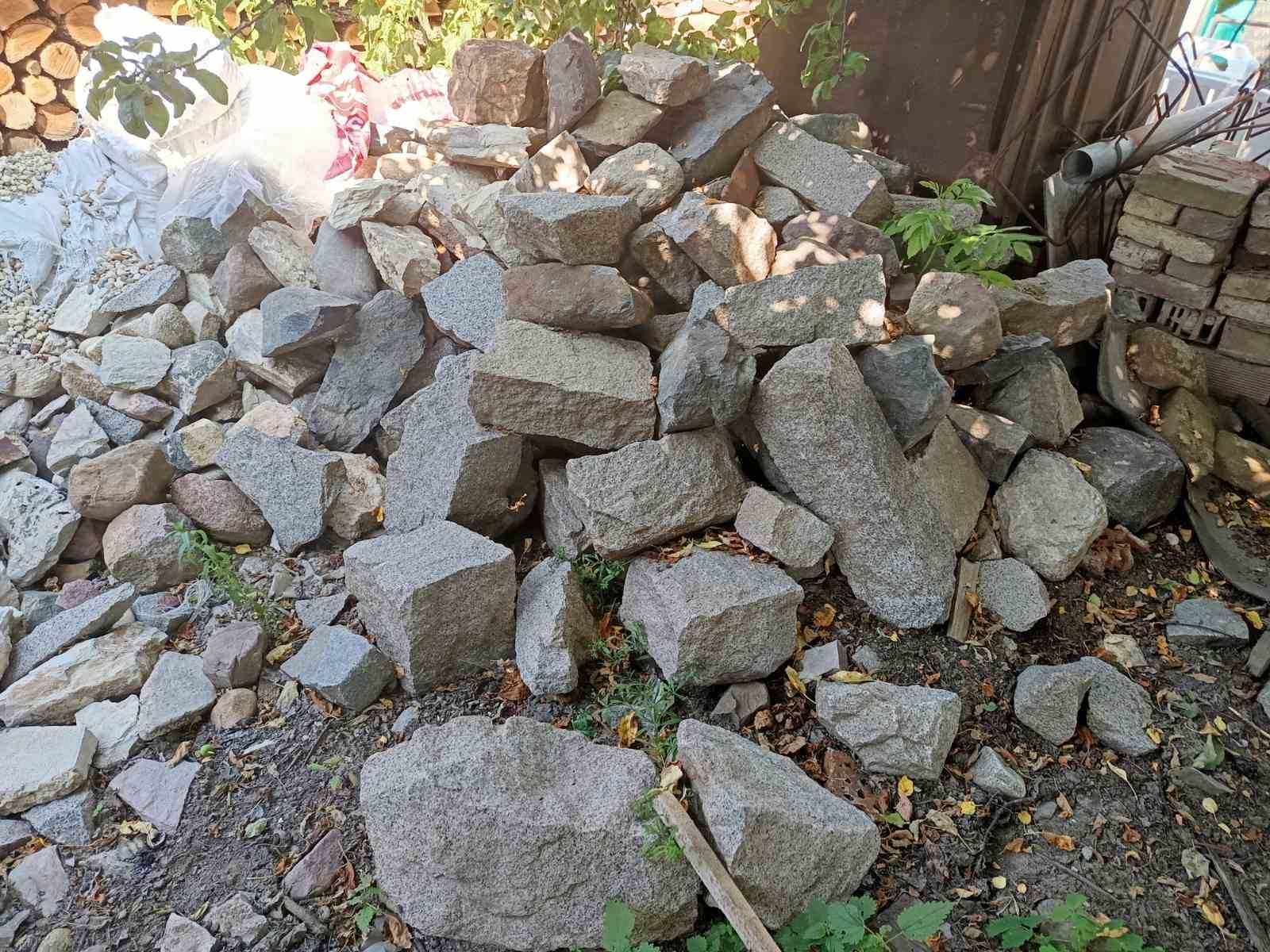 Подарявам едри камъни, главно гранит