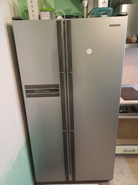 Двукрилен хладилник Samsung RS20CCMS