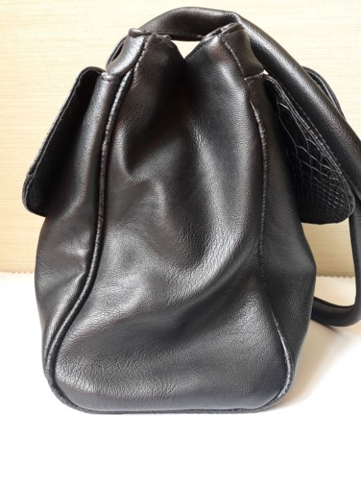 дамска чанта кожена в черен цвят