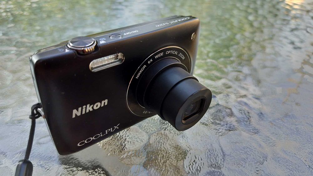 Compact Digital Camera Nikon Coolpix S4200 16.0 mp touch screen