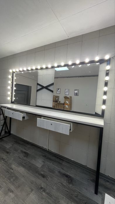 Продам стол и зеркало для визажиста