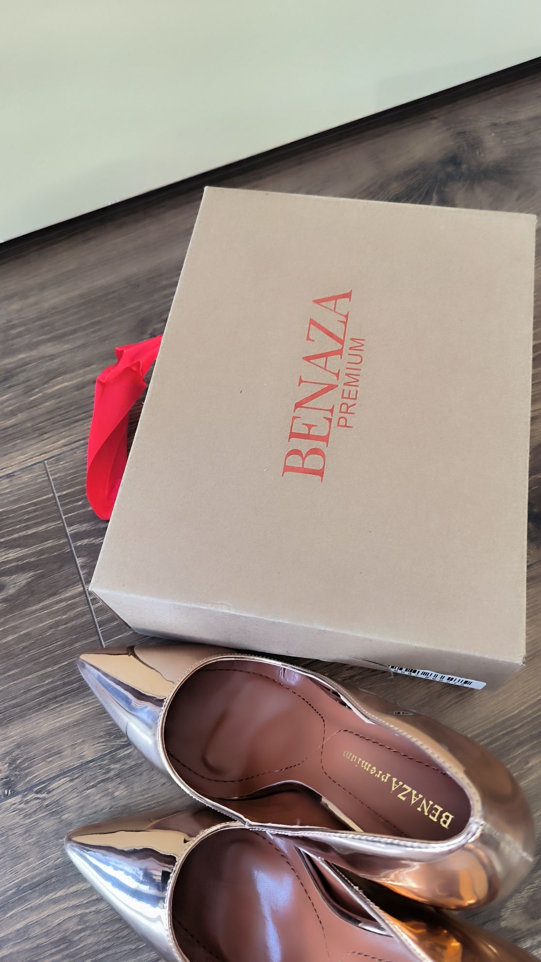 Vând pantofi de ocazie, eleganți, cu toc înalt, marca Benaza Premium
