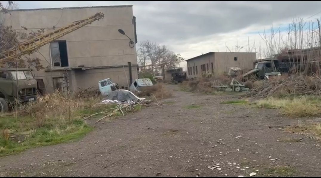 Кибрайский р-н!Про-ся 90-соток не жилой земельный участок в доль дорог