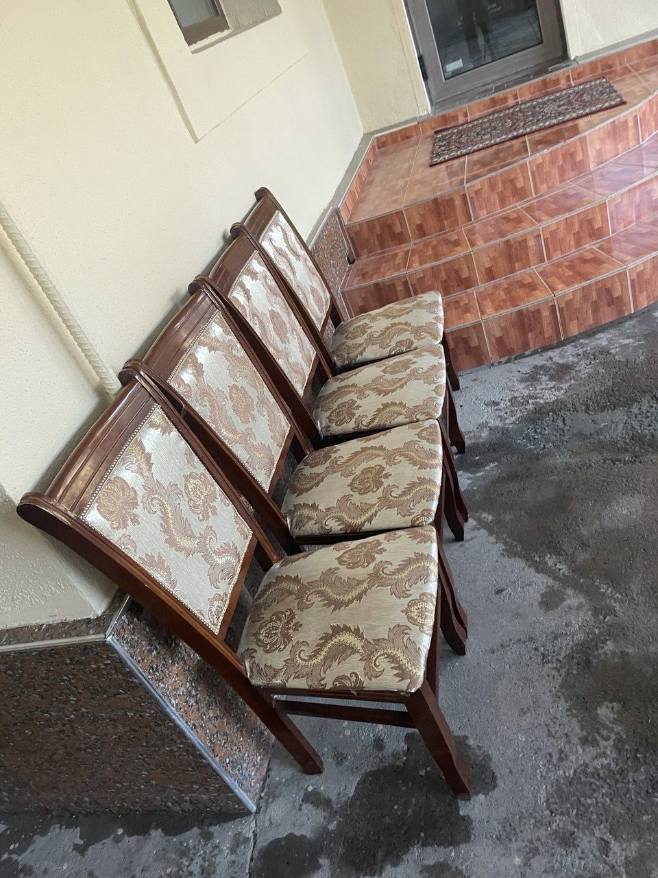 Стол со стульями