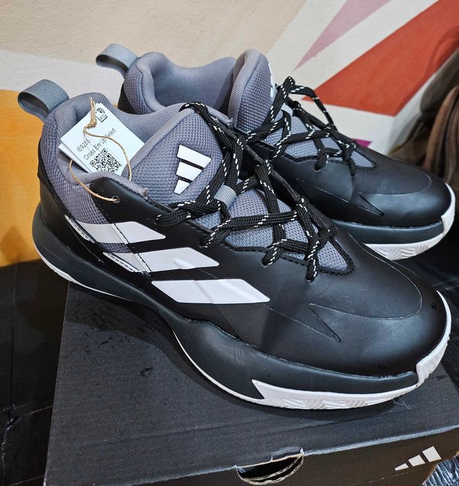 Унисекс маратонки  Адидас-нови с етикет и кутия.