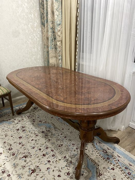 Стол  длят гостей