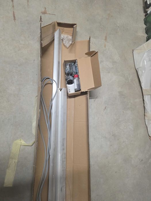 Продавам тапетна врата PORTA HIDE, 70 см., дясна с отваряне навътре