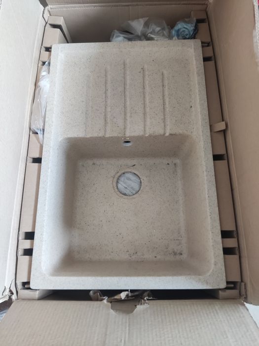Новая кухонная мойка песочного цвета
