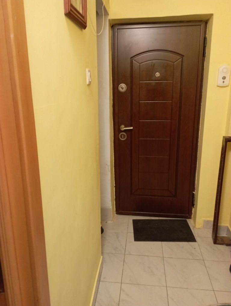 Vând apartament 3 camere strada Ion Pillat zona biserica Sf Gheorghe