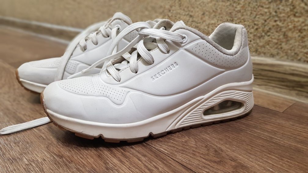 Белые кроссовки Skechers