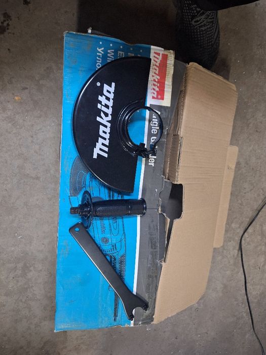 Ъглошлайв на Makita