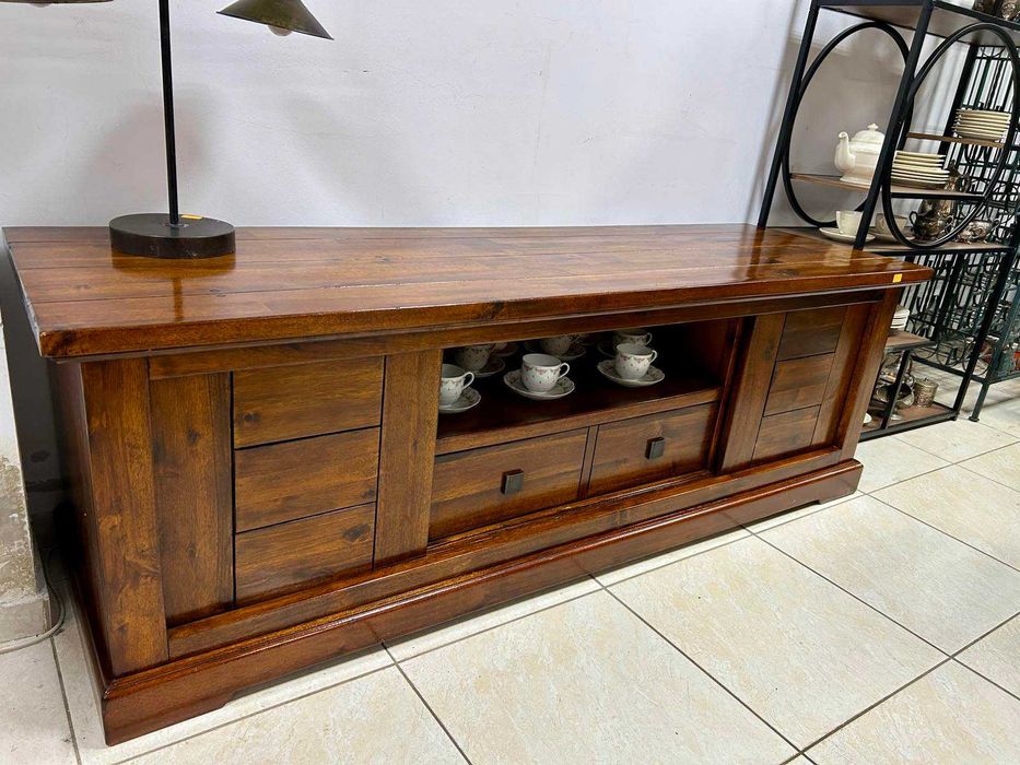 Шкаф от масивно дърво