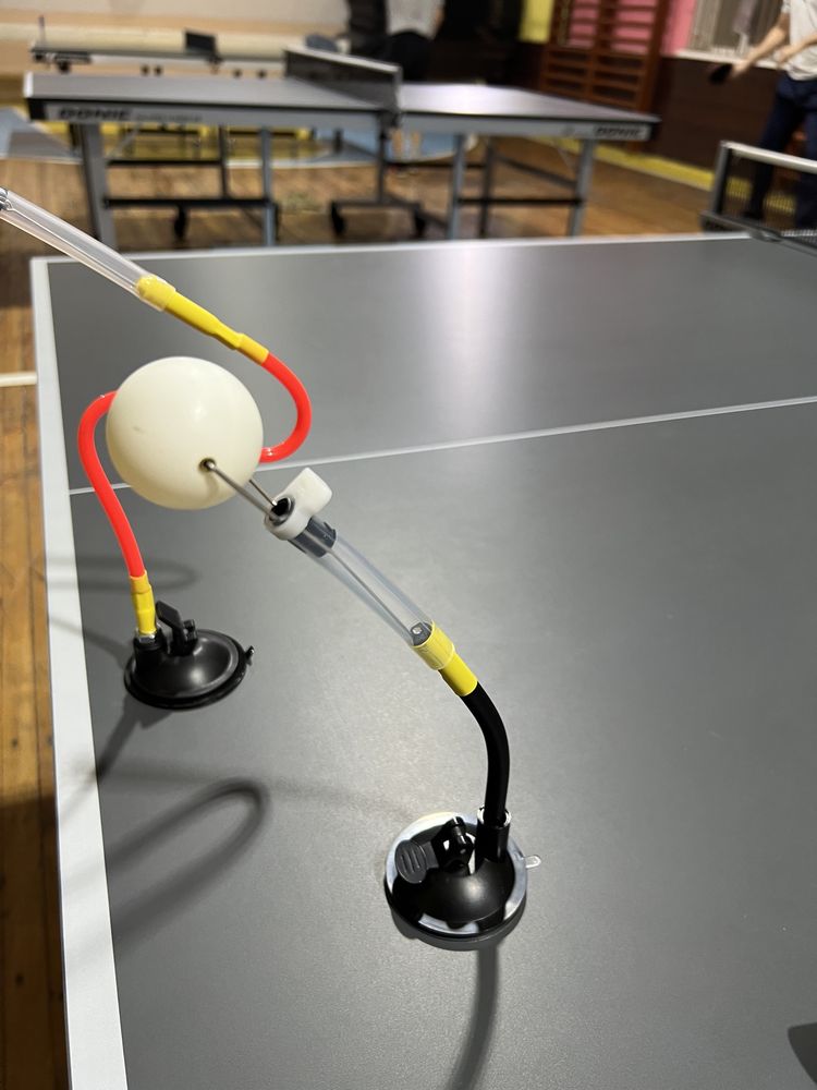 Учебный робот тренажер для настольного тенниса