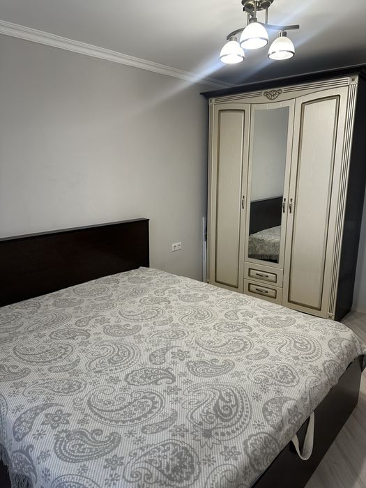 Спальный гарнитур шкаф и 2х спальная кровать с подьемным механизмом