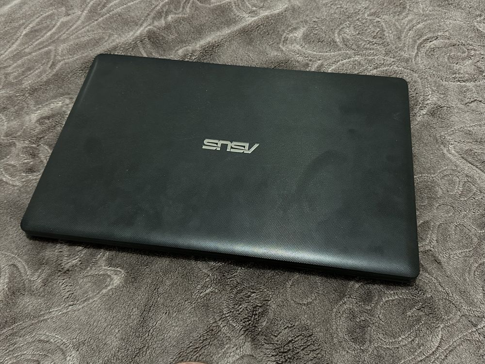 Laptop ASUS, informatii in poze