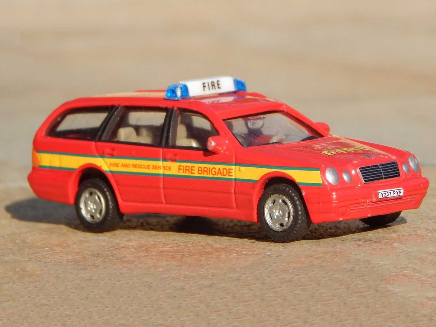 Macheta Mercedes-Benz E 240 Wagon (300 T W210) pompieri sc 1:76 uzat