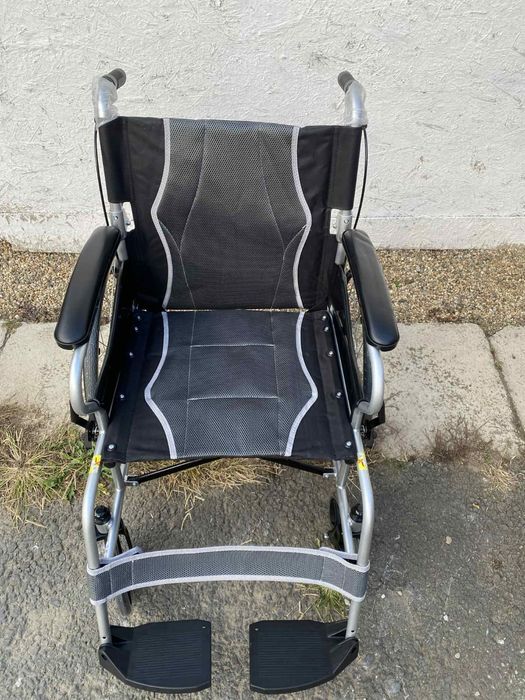 Vând scaune cu rotile pentru persoane cu dizabilitați