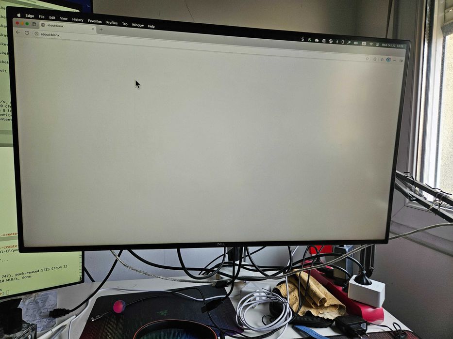 27' Dell 4k monitor U2720Q с жълта ивица