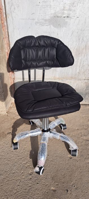 Стулья. На колёсах.Для салонов и т д.