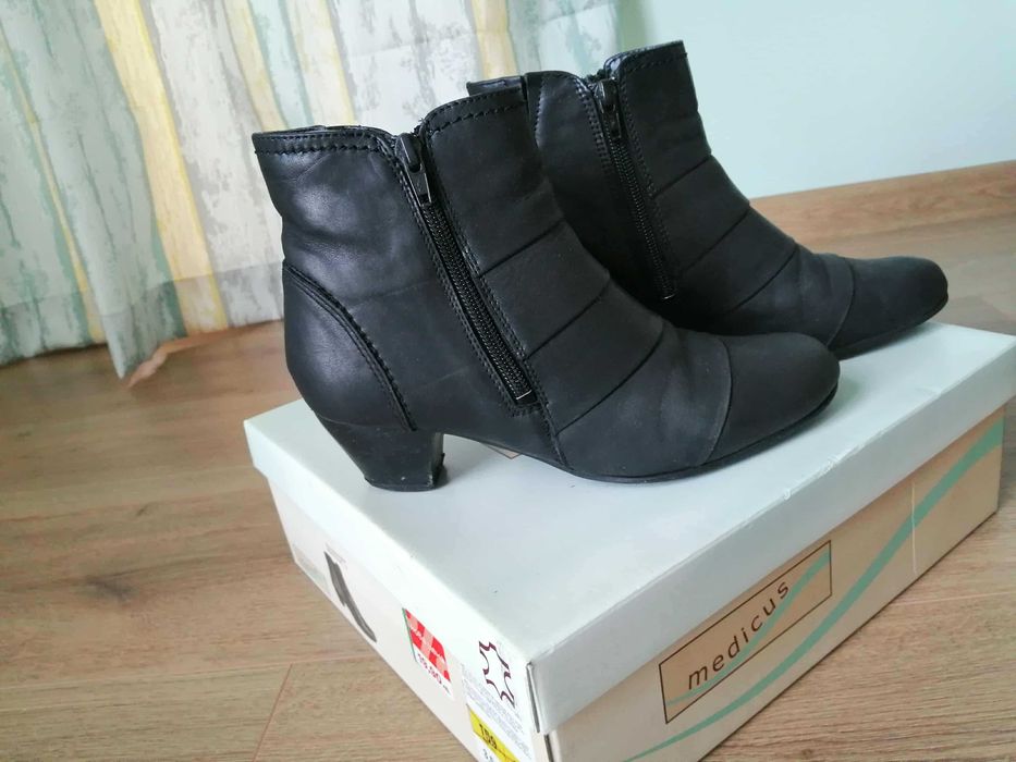 Дамски боти естествена кожа №36, цена 12 лв, черни