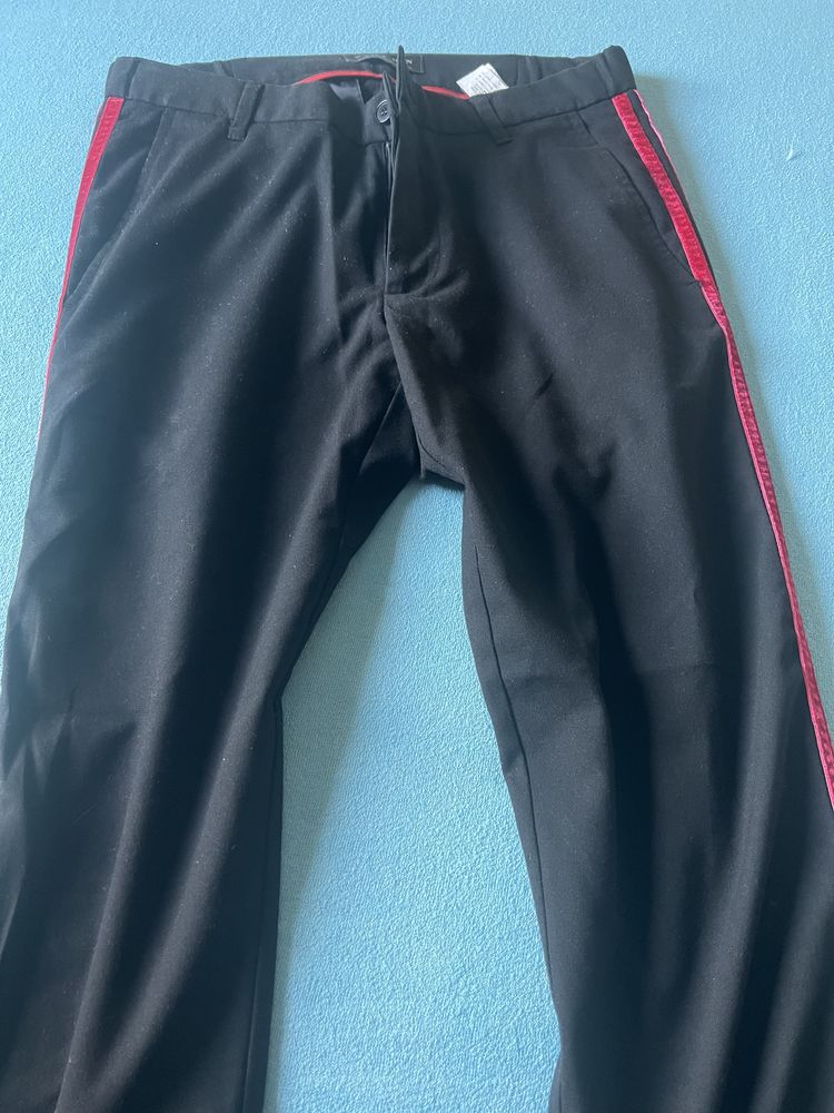Pantaloni ZARA cu dungi de catifea %50 redus