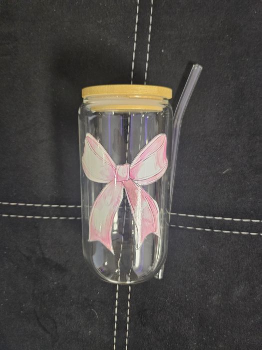 Стъклена чаша със сламка