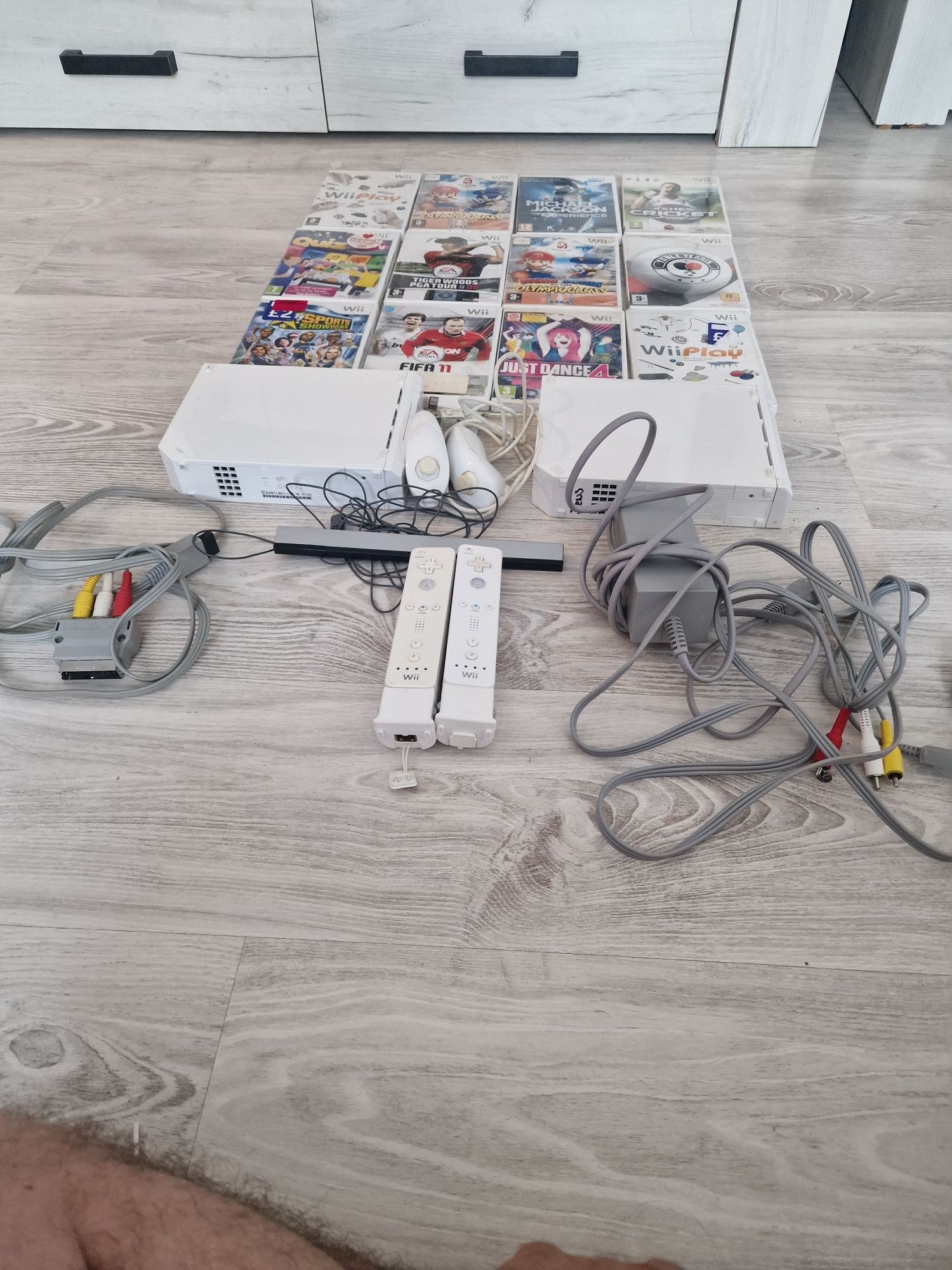 Doua console Nintendo WII perfect funcționale cu tot ce se vede