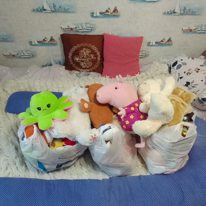 Продам игрушки мягкие цена за три больших пакета 35000тенге торга нет