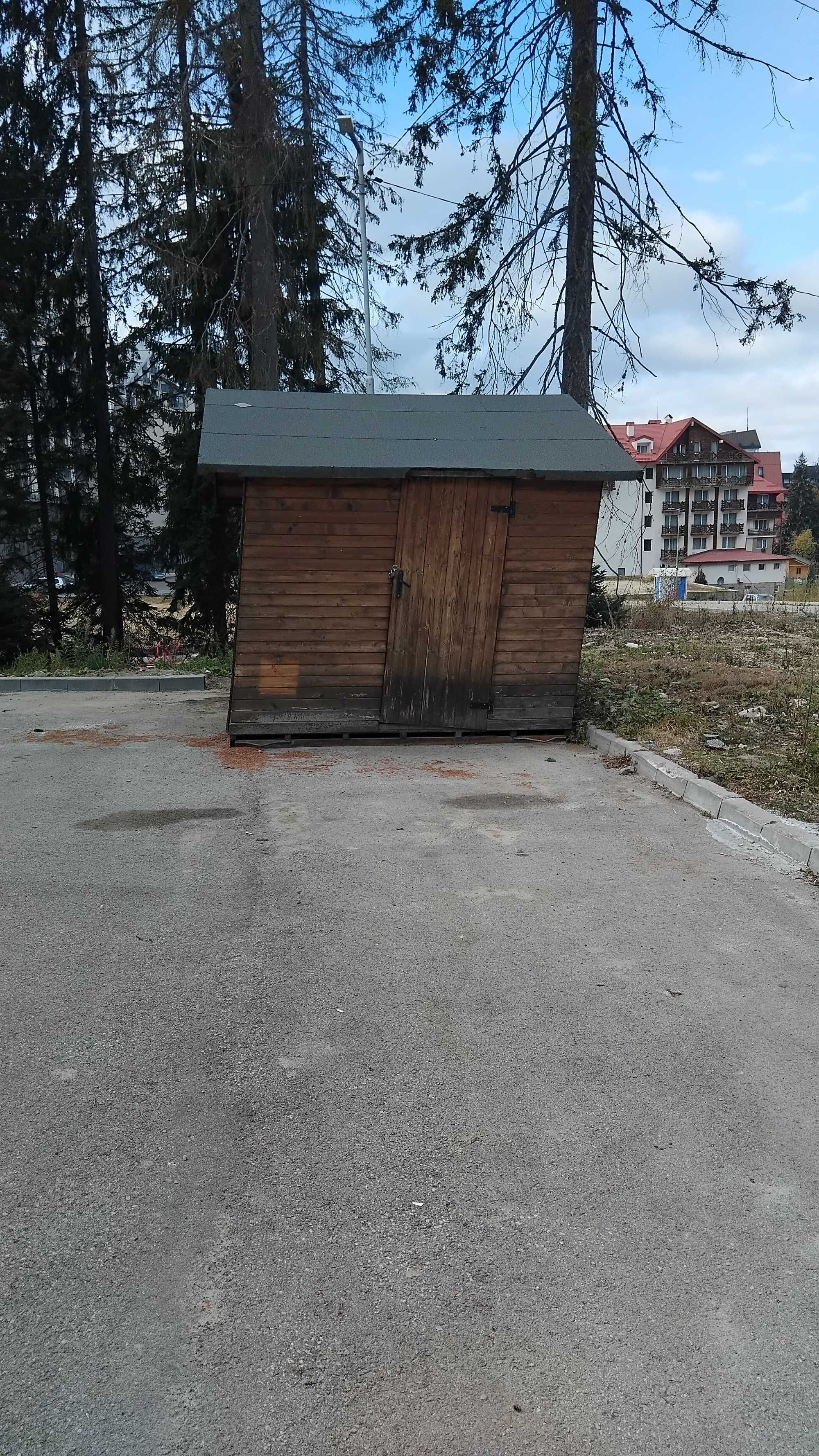 Продавам къщичка с дървена конструкция .