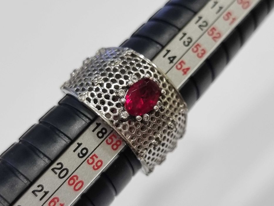 Сребърен пръстен с рубин