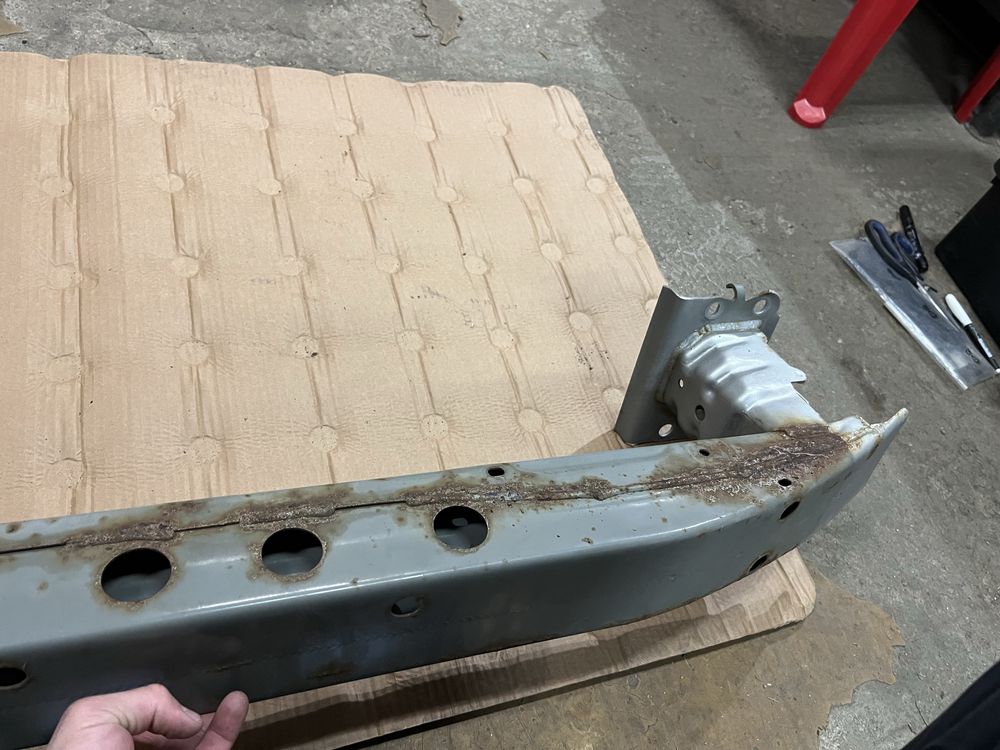 Гредата на предната броня за Toyota Avensis T25
