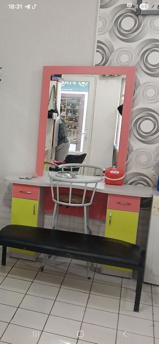 Тумбачка с зеркало.