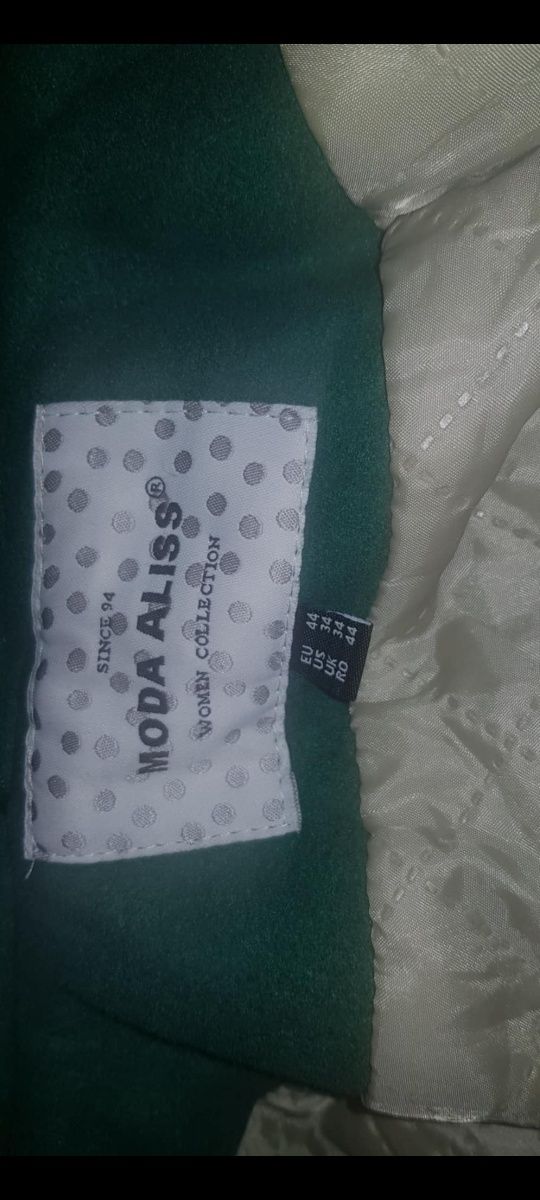 Palton verde cu nasturi mari, buzunare si gluga