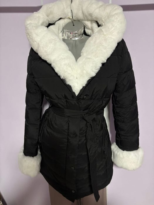 Geaca neagra cu puf alb