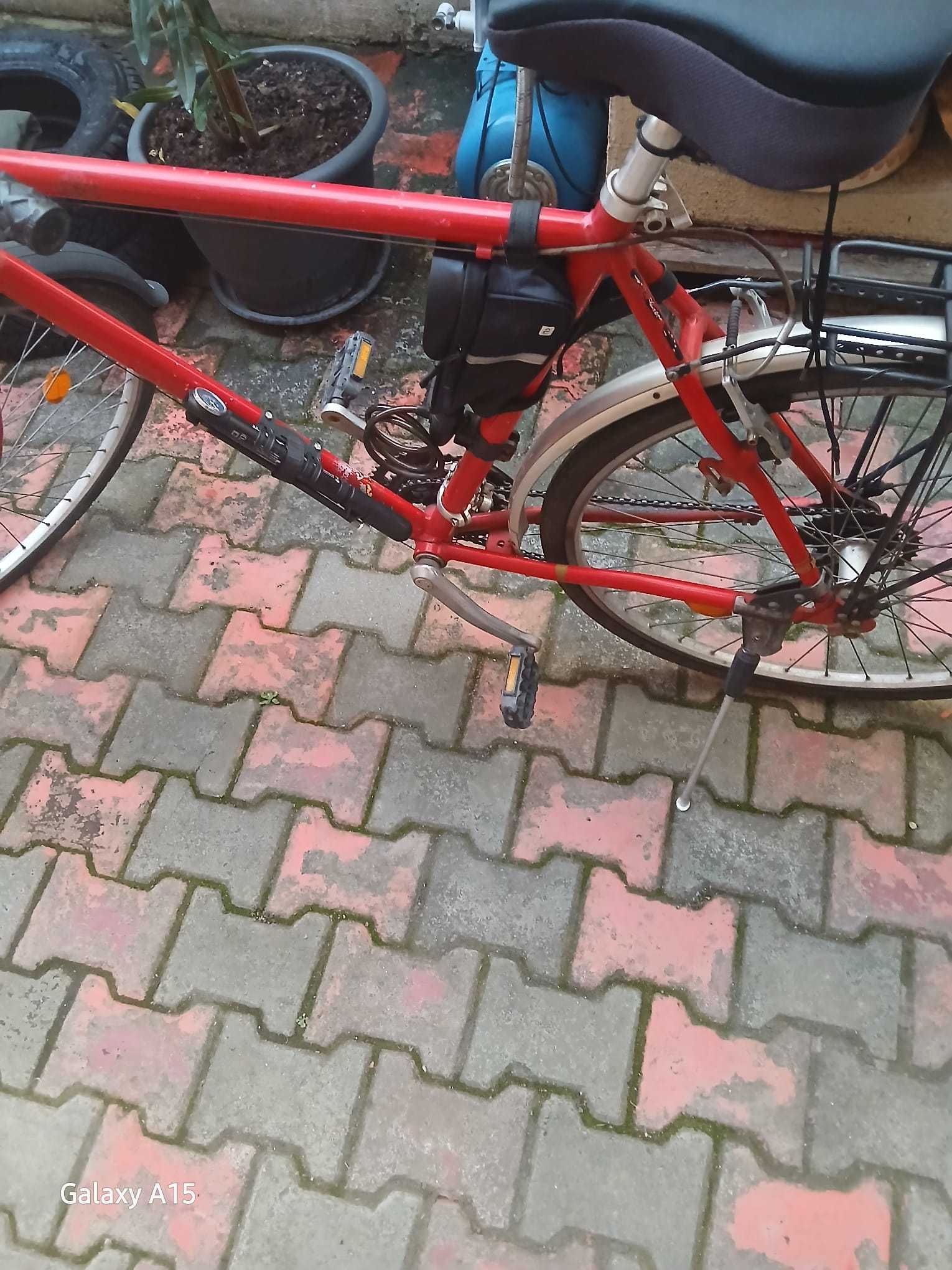 Bicicletă trekking roșie – confortabilă, echipată