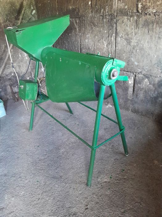 Masina de bătut porumb