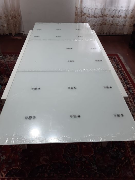 Vând  masă nouă cadru metal ,blat de sticlă