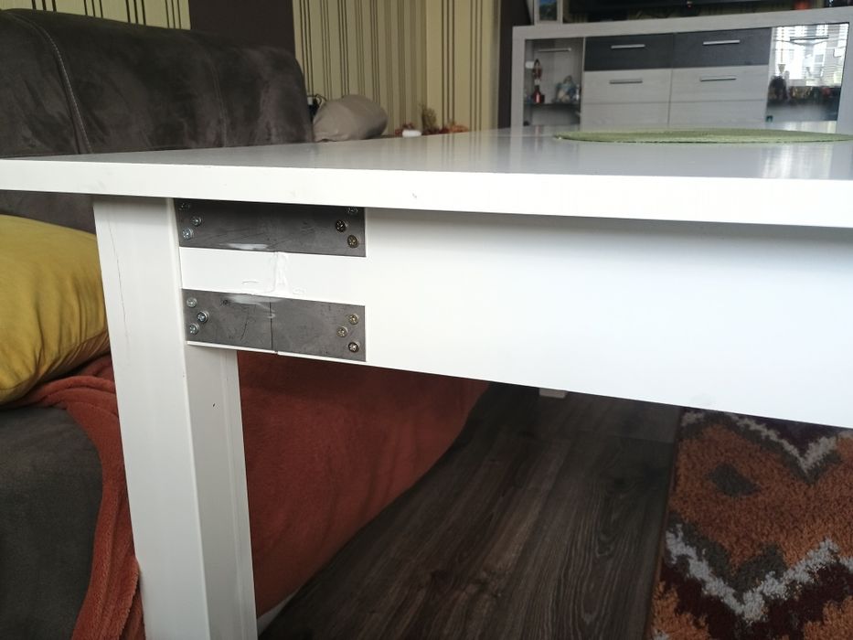 Продавам трапезна маса