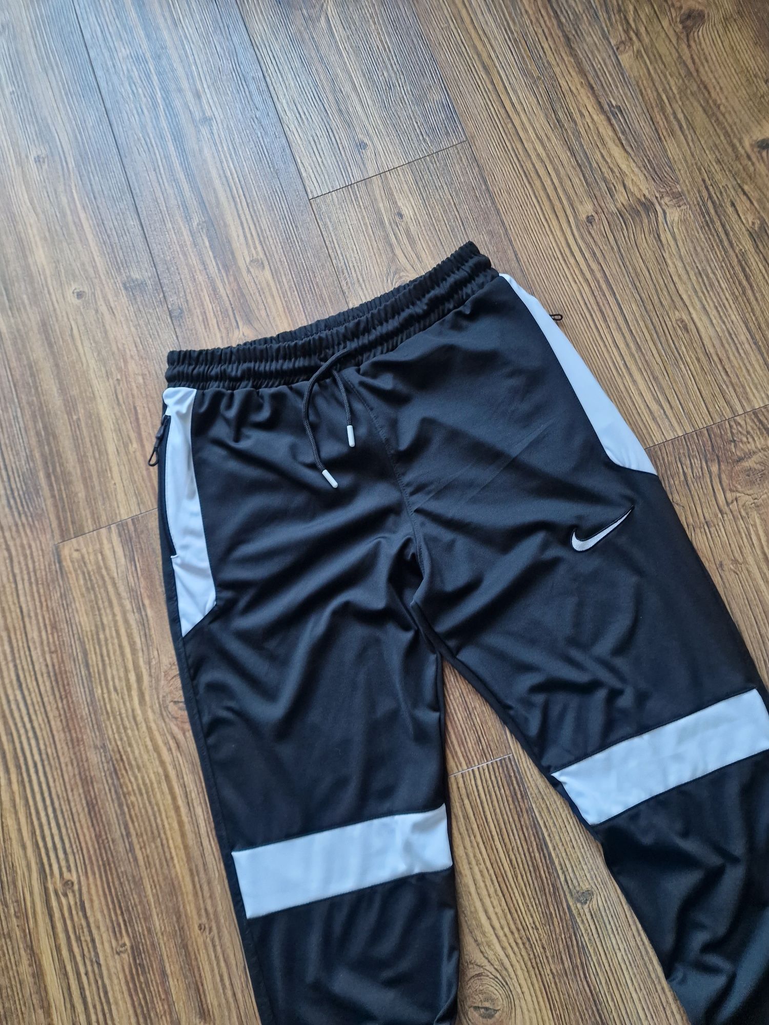 Мъжки спортен екип долнище и горнище размер S M L XL 2XL 
Най-висок кл