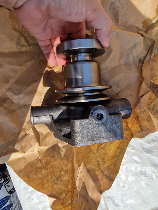 Pompa apa tractor ford dexta și super dexta preț 500 lei este original