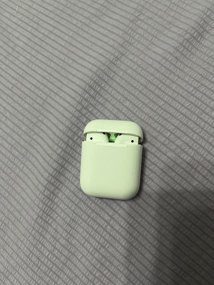 Кейс от оригинальных наушников Airpods 2