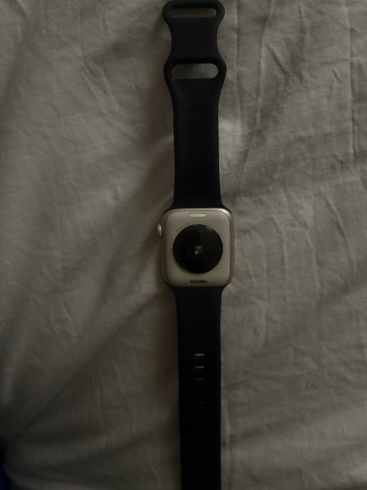 Продавама apple watch SE ,процент на батерията 100