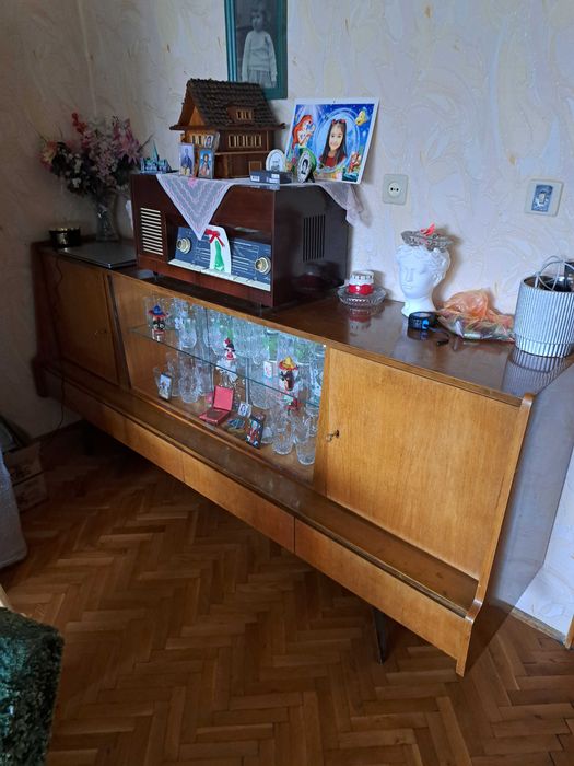 Ретро витринен шкаф