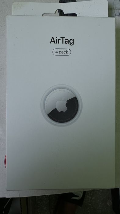 Четири броя AirTag