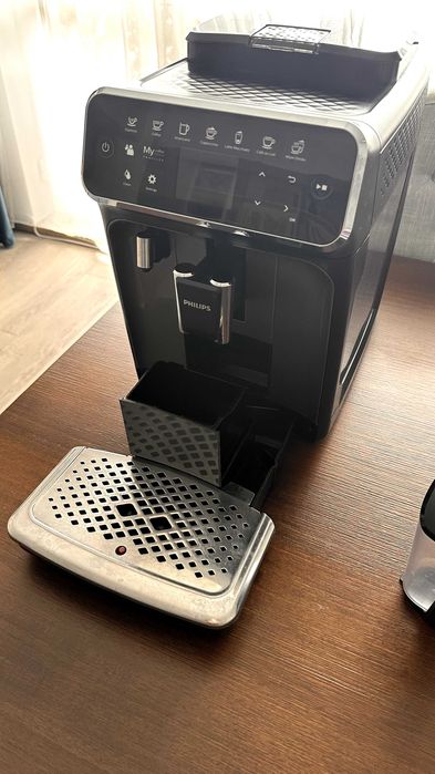 Espressor automat Philips seria 4300 cu sistem spumare lapte LatteGo