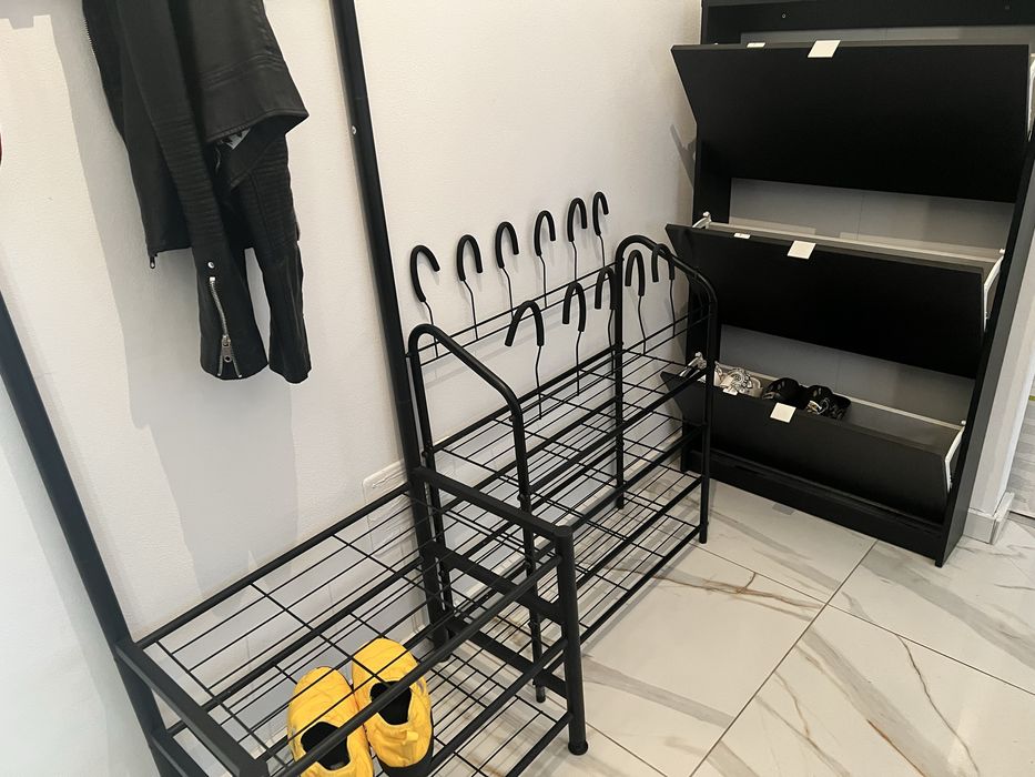 Cuier negru pentru haine si pantofi